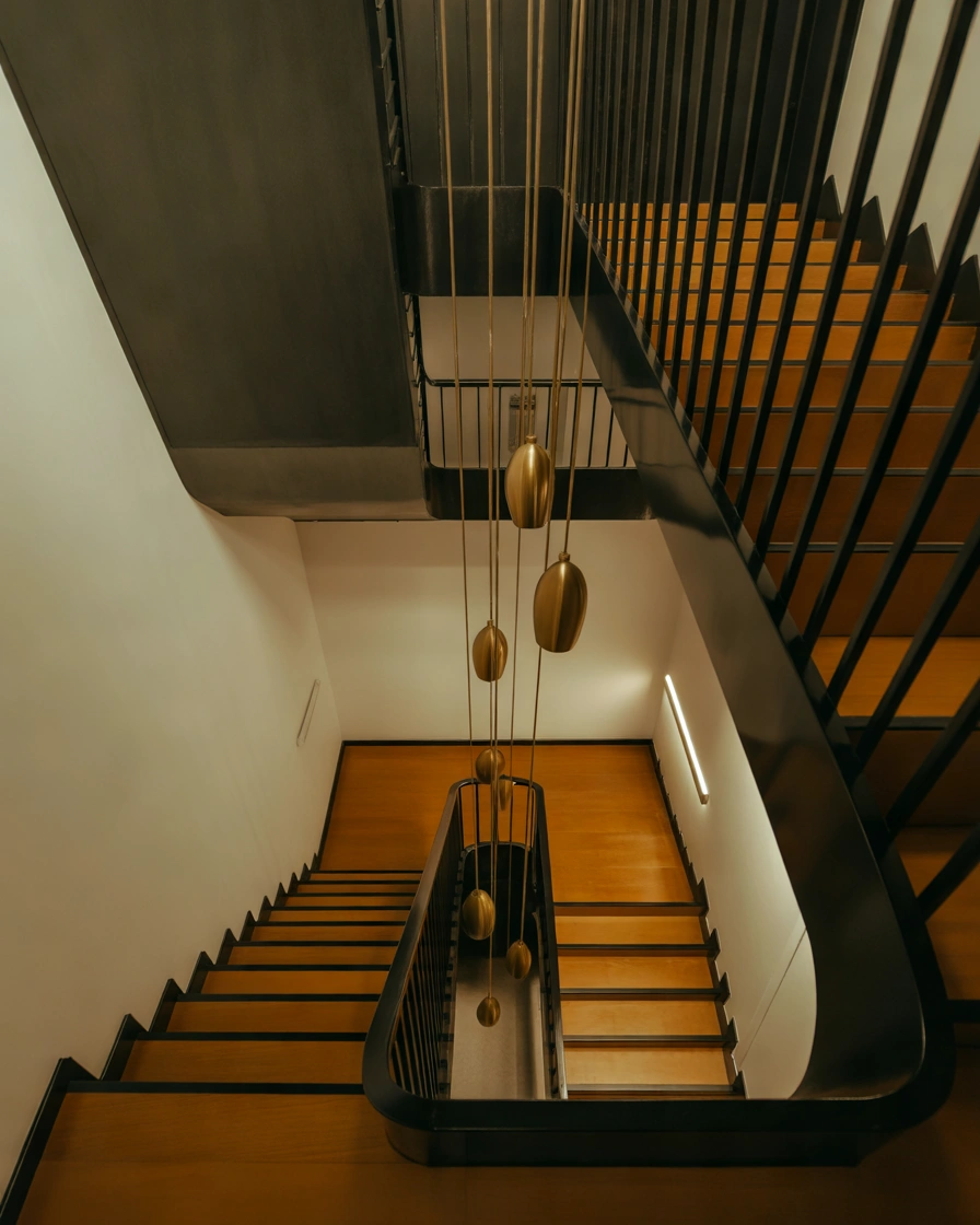 Dark Ceiling for a Dramatic Staircase
